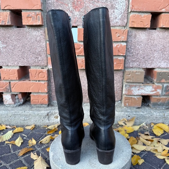 Sleek black knee-high leather boots - Picture 5 of 10